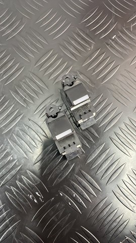LR059773 Land Rover Кнопка підйомника переднього правого скла