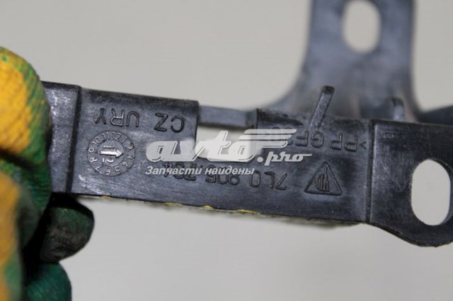 Купити 7L0805734 Porsche Кронштейн передньої панелі, правий