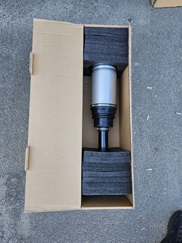 LR090609 Land Rover Ліва передня стійка