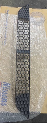 Решітка бампера нижня Mercedes A2218850053