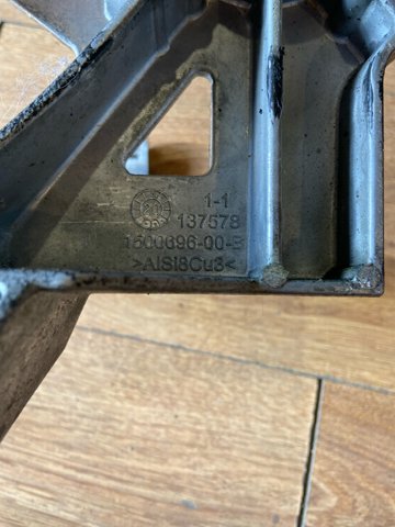 Купити 150069600B Tesla Кронштейн компресора кондиціонера