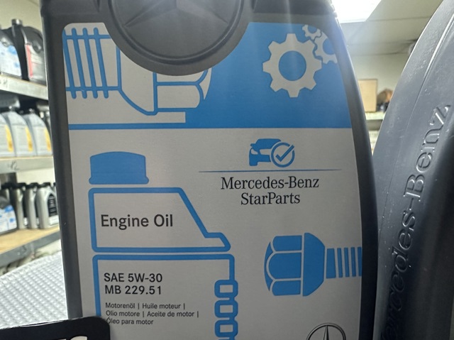 Моторна олива Mercedes A000989690611