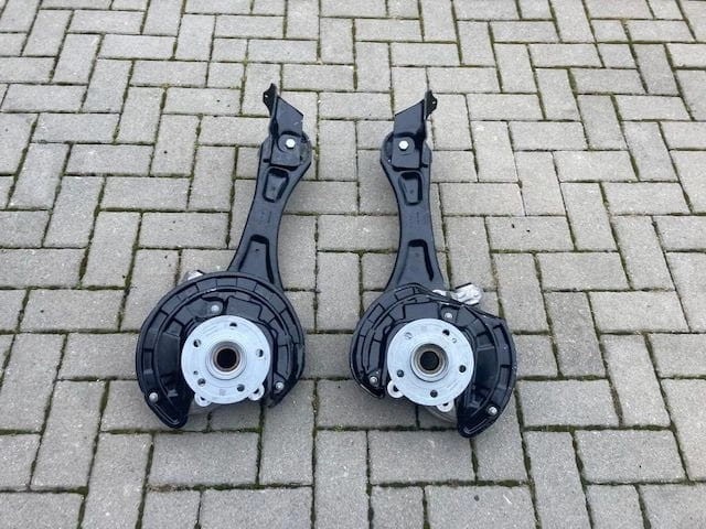 Купити A2433502401 Mercedes Кулак поворотний правий