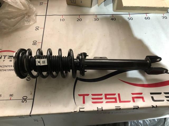 Стійка передня, ліва Tesla 104436400G
