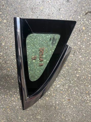 109875800G Tesla Стукло багажника, праве