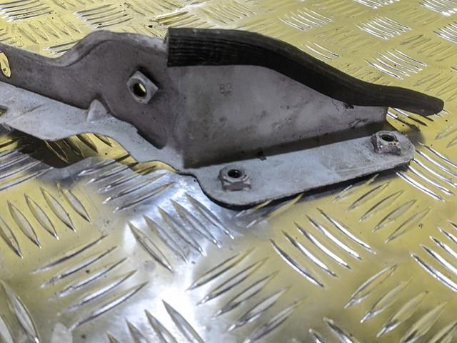 Рамка радіатора ліва Renault (RVI) 7782004556 ціна, від 11.27 USD