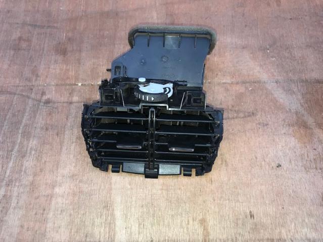 Купити LJ6Z19893AA Ford Решітка вентиляції салону в підлокітнику, задня