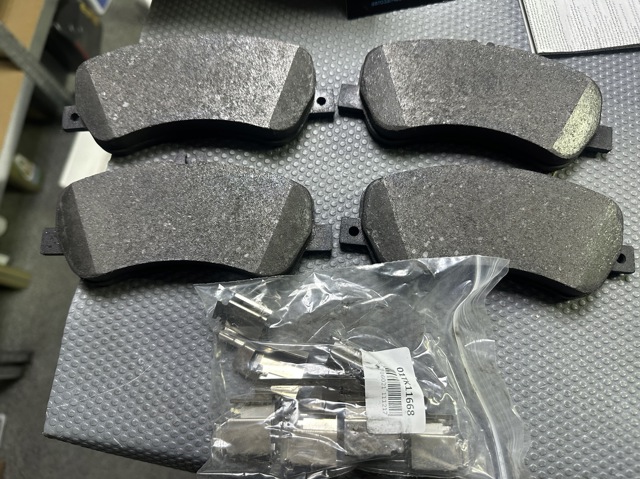 Гальмівні колодки Mercedes A0004209304 ціна, від 131.30 USD