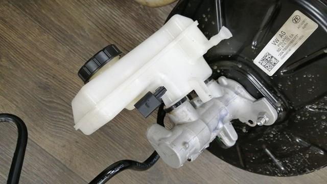 Бачок гальмівної рідини Audi Q3 