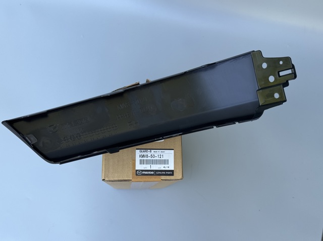 KMV850121 Mazda Молдинг бампера переднього, праве