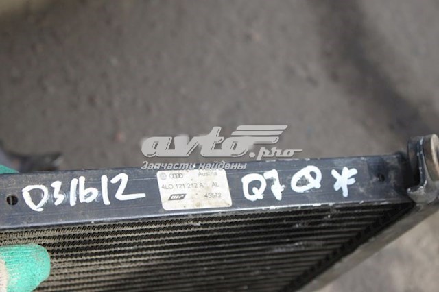 Радіатор охолодження двигуна, лівий Audi Q7 (4L) (Ауді Ку 7)