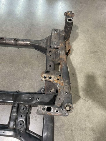 Купити LR143211 Land Rover Підрамник передній