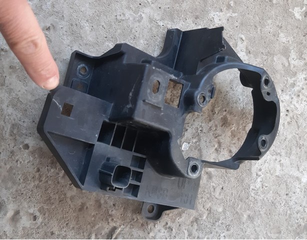 Купити KB8B51684 Mazda Кронштейн кріплення протитуманною фари, правої