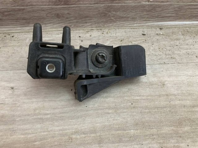 Купити DS7313A004AE Ford Кронштейн-адаптер кріплення фари передньої, правої