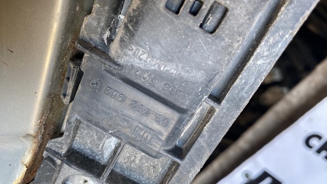 Переднє праве крило General Motors 93185702