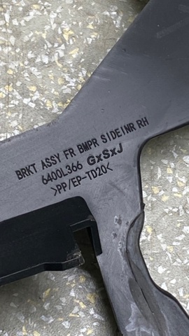 Купити 6400J896 Mitsubishi Кронштейн бампера переднього, правий