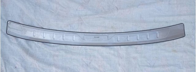 E7710SG000 Subaru Накладка бампера заднього, верхня захисна (ступінь-підніжка)