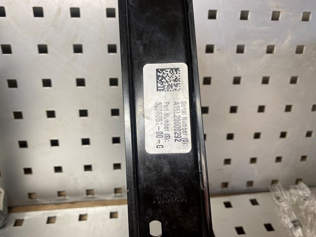 Скло заднє праве Tesla 600657100D ціна, від 21.73 USD