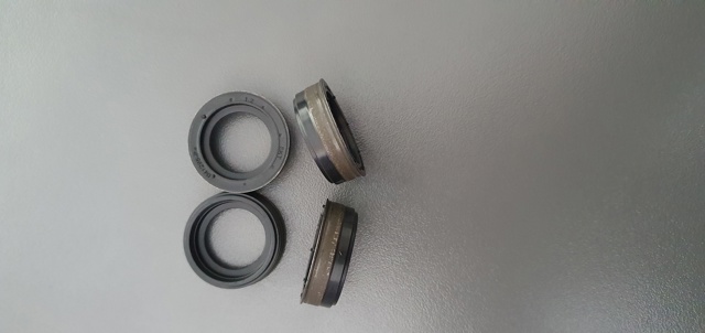 WE0110508B Mazda Сальник распредвала двигуна, передній