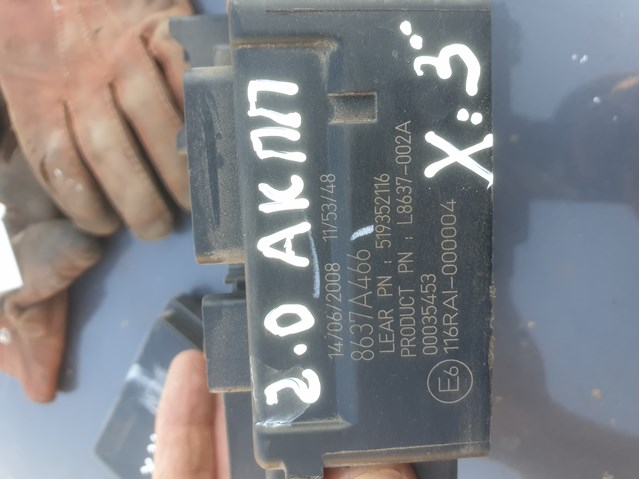 8637A466 Mitsubishi Блок запобіжників задній, салонний