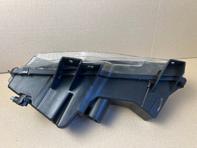 107739200E Tesla Туманка права