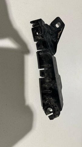 LR137782 Land Rover Лівий кронштейн переднього бампера