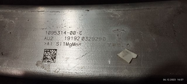 109531400C Tesla Motors Шина бампера заднього