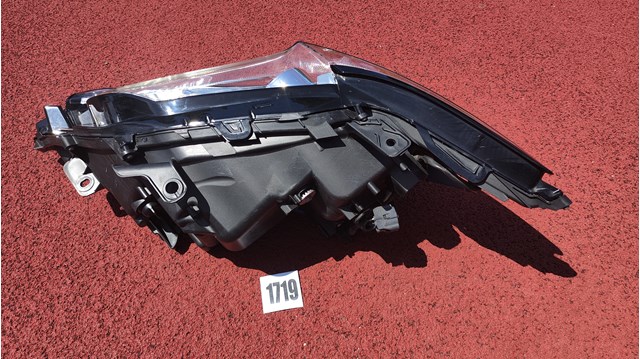 Фара права 8114033A61 Toyota