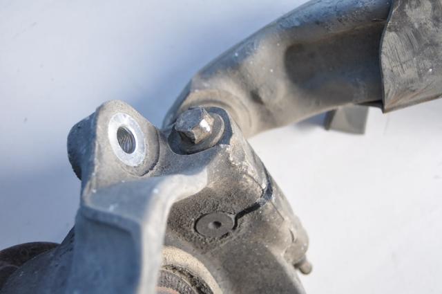LR072485 Land Rover Цапфа поворотна ліва