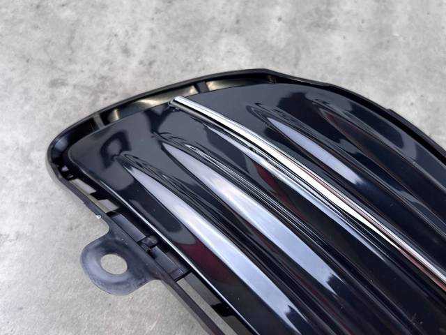 Заглушка/ решітка протитуманних фар бампера переднього, права A2128852222 Mercedes