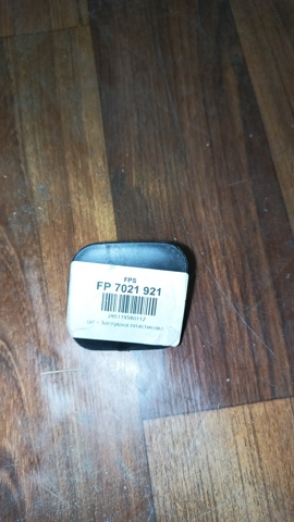 Заглушка бампера буксирувального гака, передня ліва FPS FP7021921