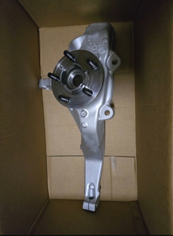 LR115103 Land Rover Цапфа передня ліва