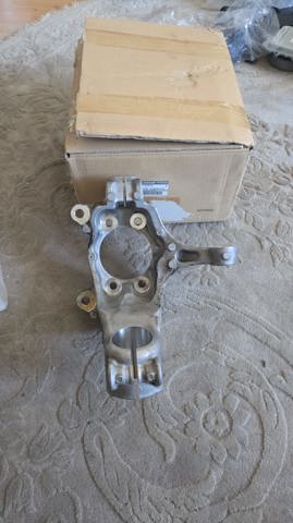 Купити 400155NA0A Nissan/Infiniti Цапфа поворотного кулака