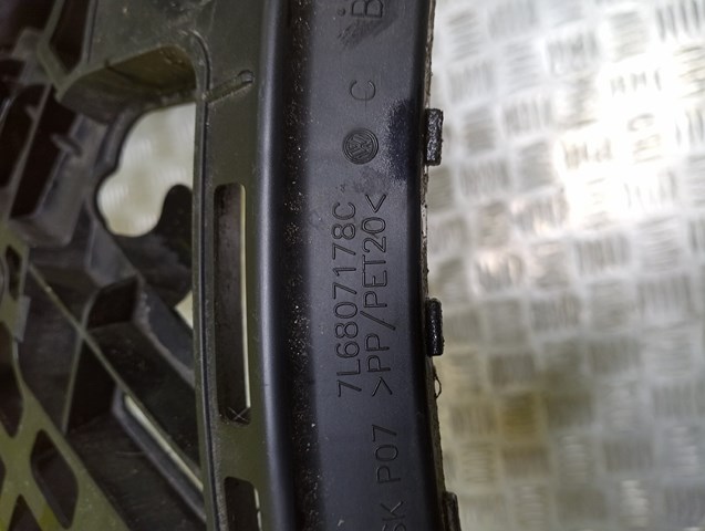 Направляюча заднього бампера, права VAG 7L6807178C ціна, від 15.52 USD