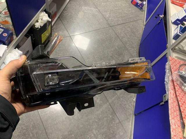 107739200F Tesla Motors Права протитуманні фари