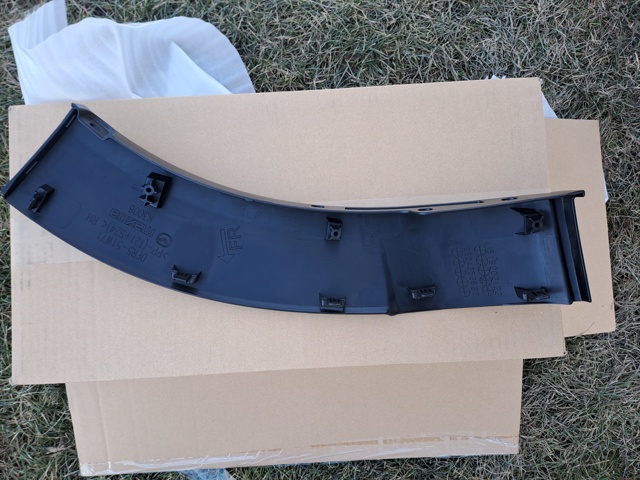 Накладка бампера переднього, права Mazda DFR551W71D ціна, від 13.01 USD