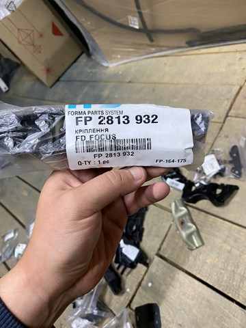 Кронштейн кріплення бампера переднього правий FPS FP2813932