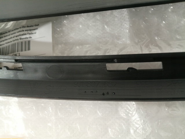 Решітка переднього бампера, права Porsche 9J1807682OK1