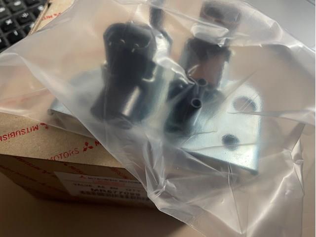 Купити MR577099 Mitsubishi Клапан перетворювач тиску наддуву (соленоїд)