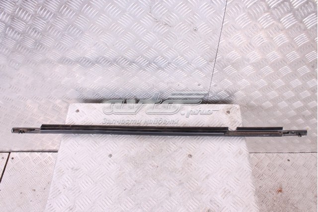 Молдинг опускного скла нижній, двері задньої, правої Mazda GHK150660E