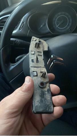Кронштейн бампера переднього, правий 9680546780 Peugeot/Citroen