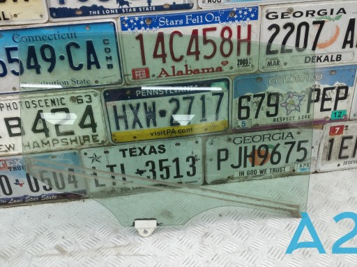 Скло задньої двері правої GHK172510C Mazda
