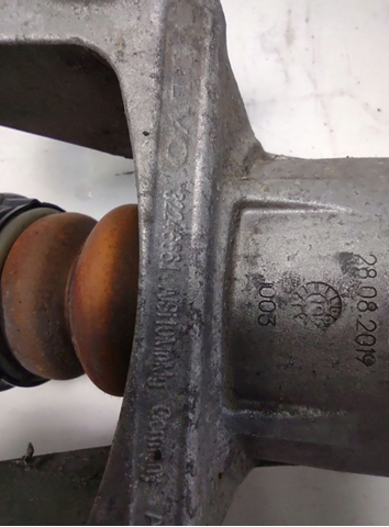 Купити 32246750 Volvo Стійка амортизатора задня