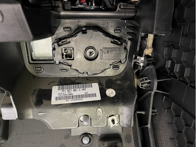 Панель приладів торпеди 7P1857001G VAG