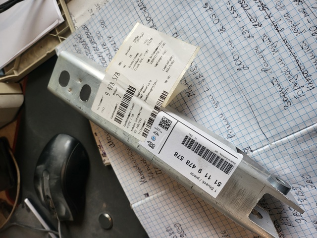 Кронштейн підсилювача переднього бампера PBM43071AR Signeda
