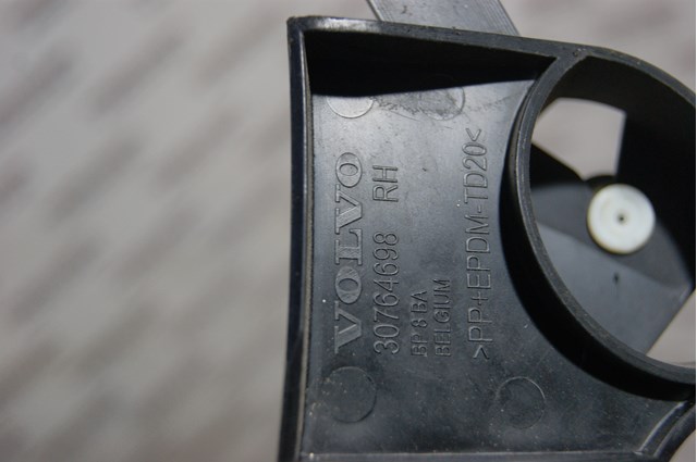 Кронштейн бампера заднього, зовнішній правий 30763438 Volvo
