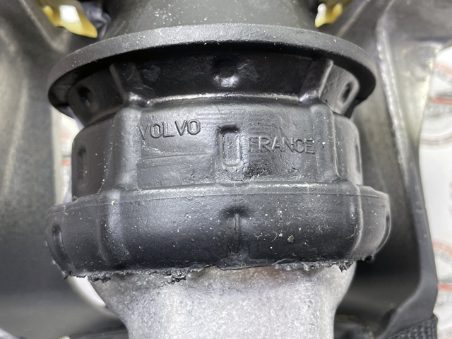 Купити 32411651 Volvo Подушка (опора) двигуна, права