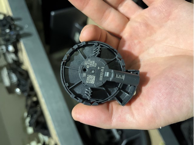 103676200B Tesla Датчик Ейрбег передній