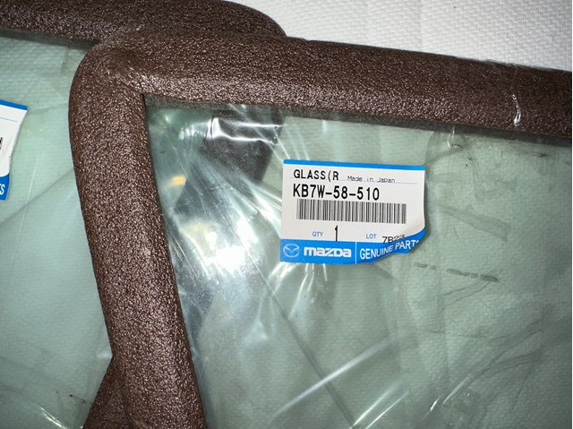 Купити KB7W58510 Mazda Скло передніх дверей, правою