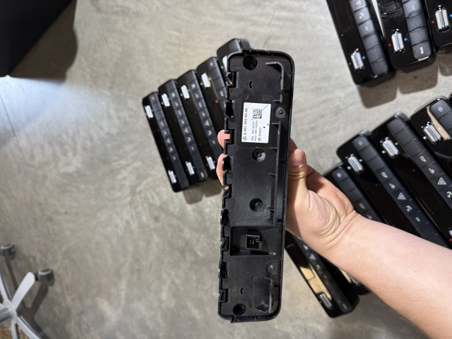Кнопка аварійки A9079056006 Mercedes